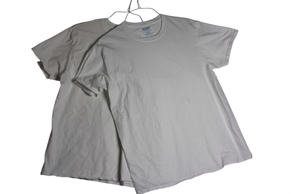 Gildan White Crew Neck Tee Shirts Men’s Large (42-44) Quantity 2