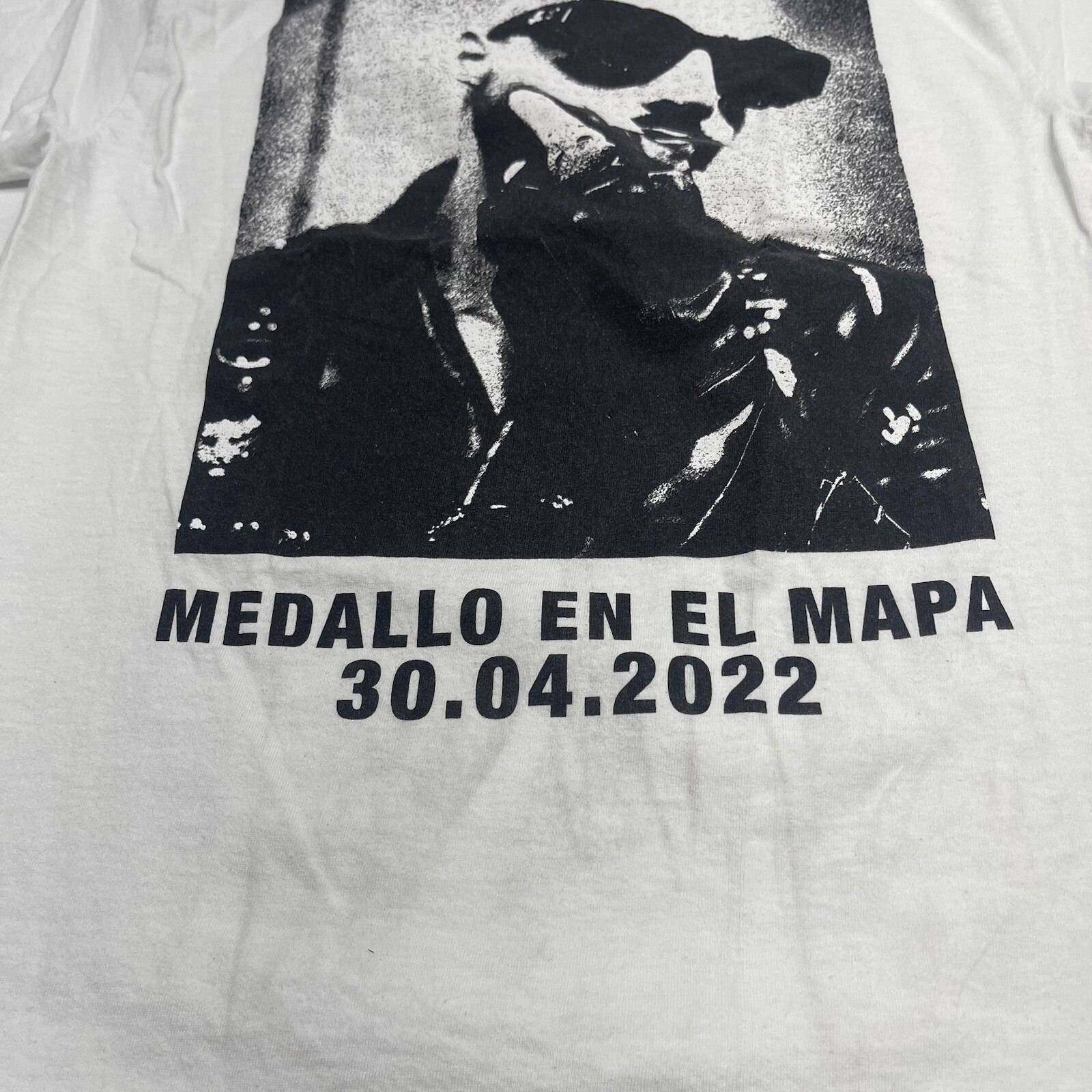 The Thread Shop White Medalll En El Mapa Graphic T Shirt Adults Size Small gallery