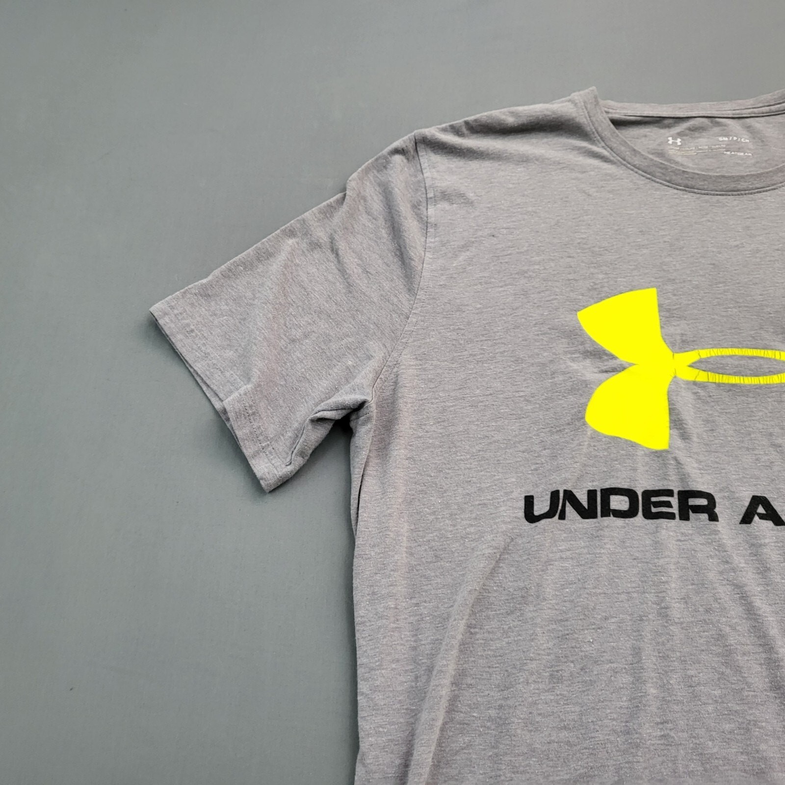 Under Armour Shirt Mens Small S Short Sleeve Spell Out Loose Heat Gear Gray * gallery