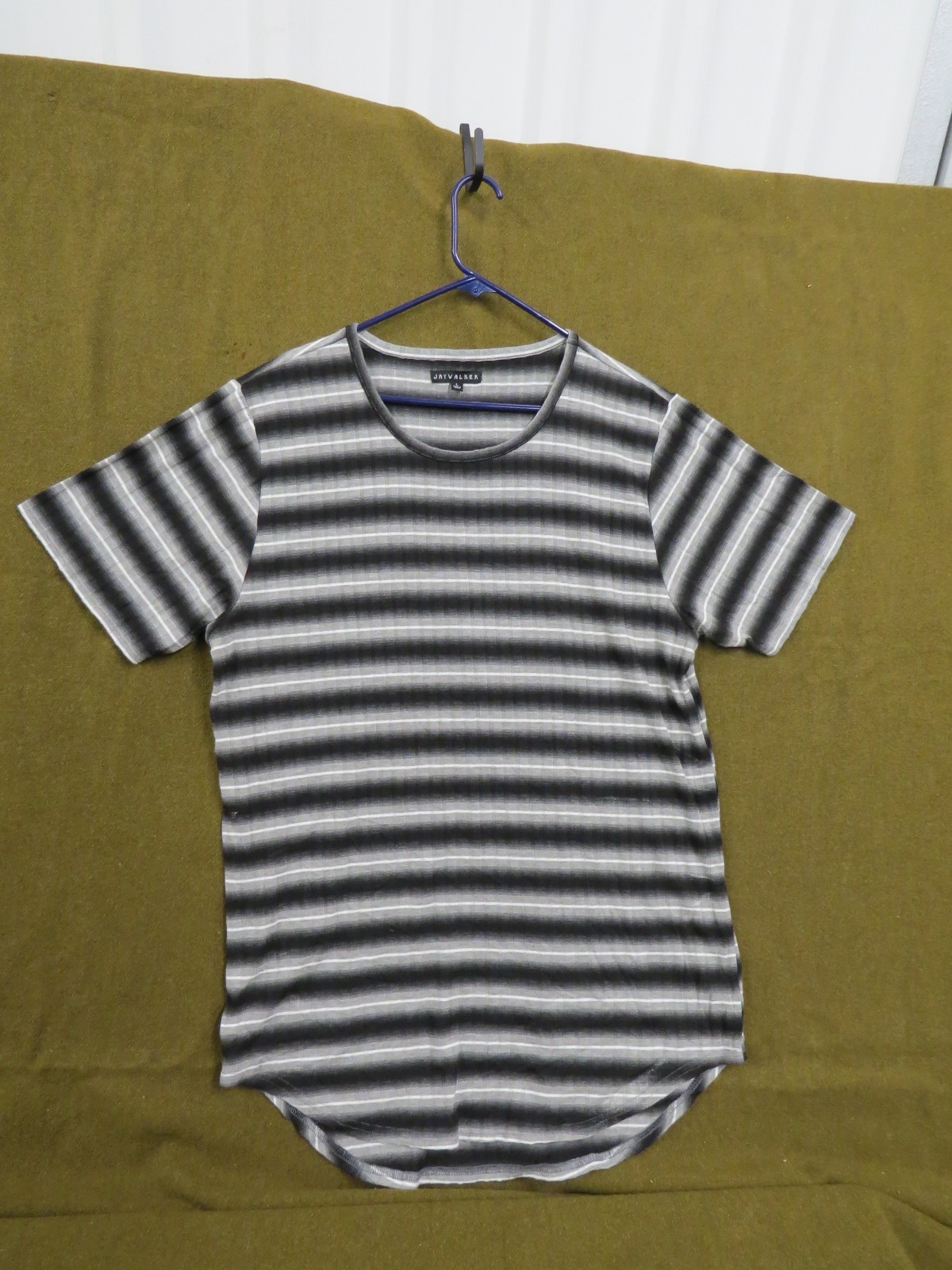 Jaywalker Men’s Black Gray & White Striped Graphic Casual Dress L T-Shirt