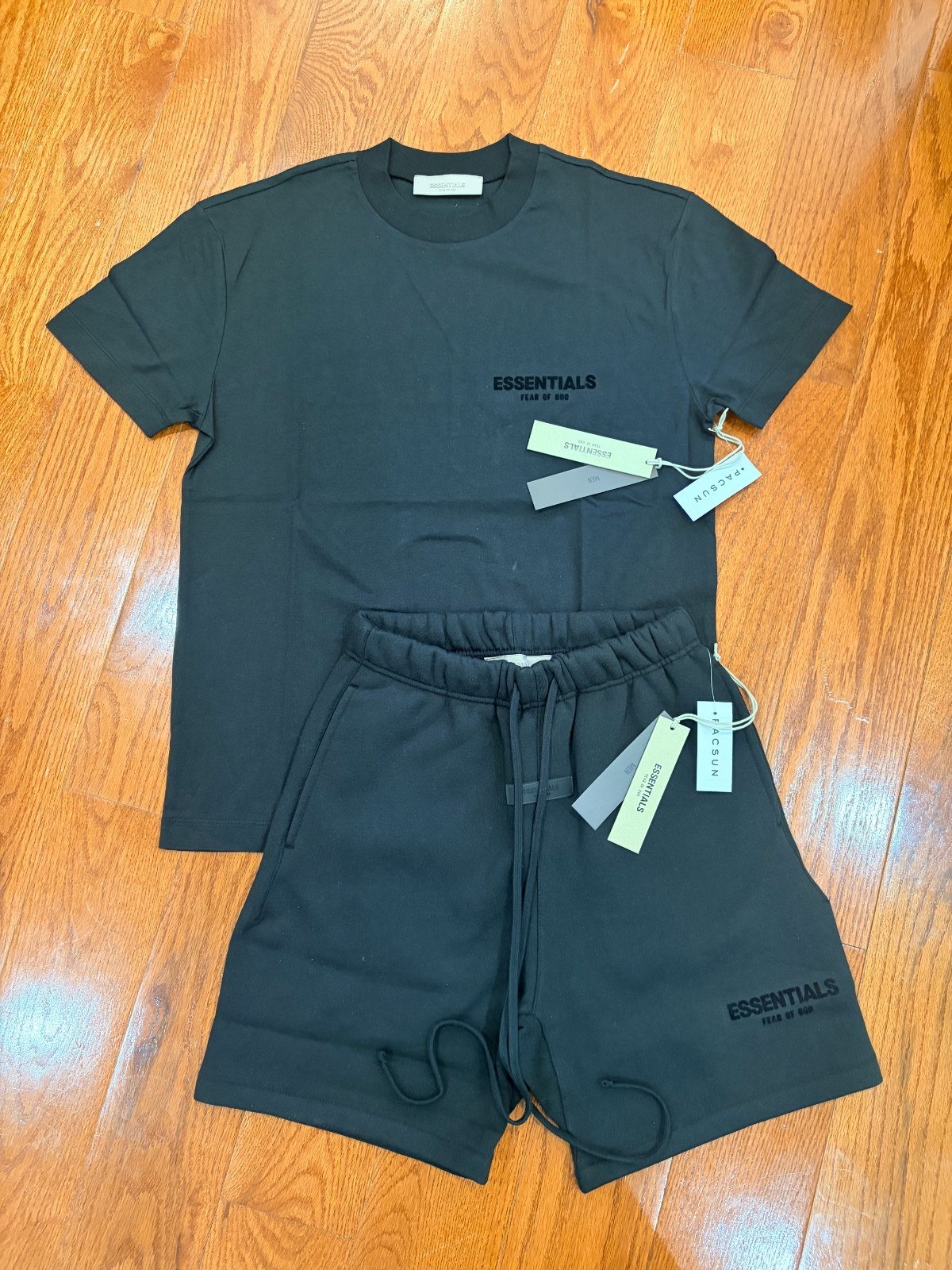 Essentials Set T-shirt and Short in BLack (size S) gallery